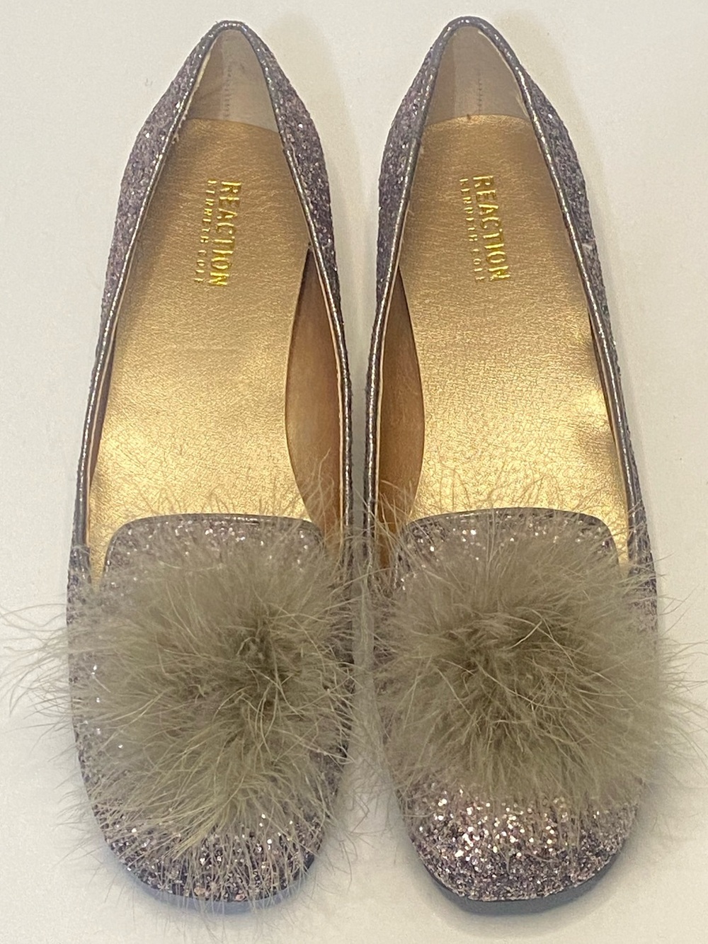 Kenneth Cole Reaction Gen-ie Bottle Size 10 Glitter Pom Pom Feather Flats